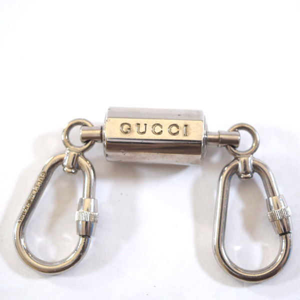 ・メーカー ：GUCCI / グッチ ・サイズ ：全長 （約ｃｍ）:12.5，重量 （約g）:50， ・色(柄)の系統：銀系(シルバー) ・デザイン ：キーホルダー ・付属品 ：保存袋 --商品状態-